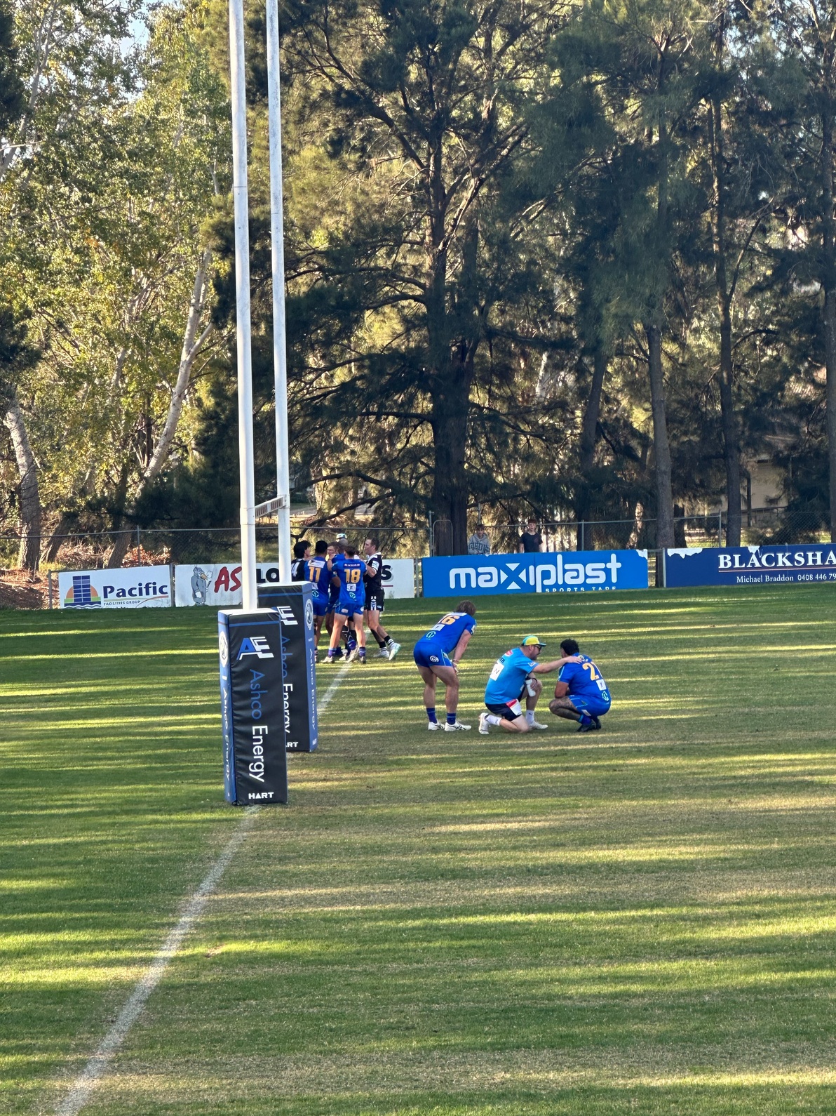 The Magpies and Warriors having a scuffle during play.